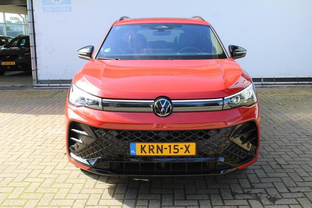 Volkswagen TIGUAN 1.5 eHybrid R-Line Edition | Incl. 12 maanden Garantie | SoH 100% | Panorama dak | Elektrisch wegklapbare trekhaak | Massage stoelen | Elektrisch verstelbare stoelen met memory | Head-Up Display | Stoelverwarming/ventilatie | 360° Camera | Harman/Kardon Audiosysteem | Achterbank verwarmd | Apple CarPlay/Android Auto | Stuurwielverwarming | Adaptive cruise controle | Elektrische kofferbakklep | Dodehoekdetectie |