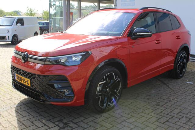 Volkswagen TIGUAN 1.5 eHybrid R-Line Edition | Incl. 12 maanden Garantie | SoH 100% | Panorama dak | Elektrisch wegklapbare trekhaak | Massage stoelen | Elektrisch verstelbare stoelen met memory | Head-Up Display | Stoelverwarming/ventilatie | 360° Camera | Harman/Kardon Audiosysteem | Achterbank verwarmd | Apple CarPlay/Android Auto | Stuurwielverwarming | Adaptive cruise controle | Elektrische kofferbakklep | Dodehoekdetectie |