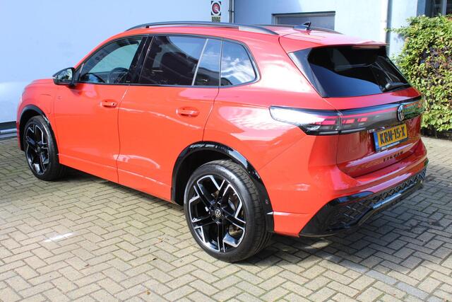 Volkswagen TIGUAN 1.5 eHybrid R-Line Edition | Incl. 12 maanden Garantie | SoH 100% | Panorama dak | Elektrisch wegklapbare trekhaak | Massage stoelen | Elektrisch verstelbare stoelen met memory | Head-Up Display | Stoelverwarming/ventilatie | 360° Camera | Harman/Kardon Audiosysteem | Achterbank verwarmd | Apple CarPlay/Android Auto | Stuurwielverwarming | Adaptive cruise controle | Elektrische kofferbakklep | Dodehoekdetectie |