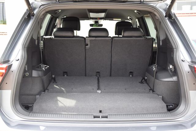 Volkswagen TIGUAN Allspace 1.5 TSI 150PK R-Line Business 7p / 7 Persoons DSG Automaat | Org. NL | BOVAG Garantie | Trekhaak | R-Line | Lederen bekleding | Trailer Assist | Camera | Apple Carplay/Android Auto | Verwarmd stuurwiel | Verwarmde voorruit | Verwarmde stoelen |