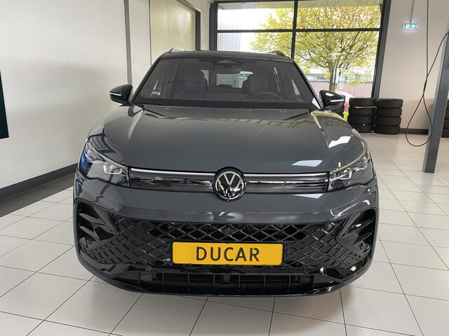 Volkswagen TIGUAN 1.5 eHybrid R-Line Edition 272 PK Pano dak/ trekhaak / headup /stoel verw /koeling/ massage Carplay
