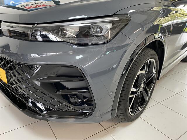 Volkswagen TIGUAN 1.5 eHybrid R-Line Edition 272 PK Pano dak/ trekhaak / headup /stoel verw /koeling/ massage Carplay