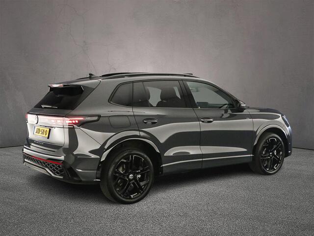 Volkswagen TIGUAN 1.5 eHybrid R-Line Edition 272pk DSG Automaat, Trekhaak, Panoramadak, Lederen bekleding, Harman Kardon, 360 camera, Stoelverwarming, Stuurverwarming, Navigatie, App-connect, Matrix LED-koplampen