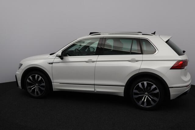 Volkswagen TIGUAN 1.5 TSI ACT R-Line/ Elek. Trekhaak/ Panorama-Dak/ 20'' LMV/ LED koplampen/ Zwarte-Hemel/ Adaptive Cruise/ Stoelverw./ Alcantara/ Virtual Cockpit/ Apple + Android/ DAB+/ Navi/ Lane-Assist./ Extra getint glas/ Ext