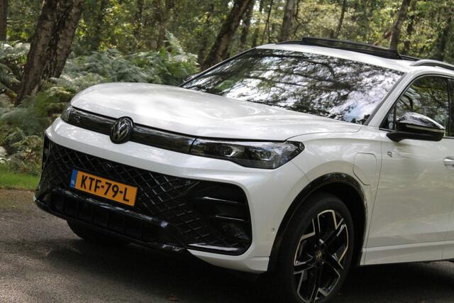 Volkswagen TIGUAN 1.5 eHybrid R-Line Business | IQ | Pano | Trekhaak | 360° cam | Elek. klep