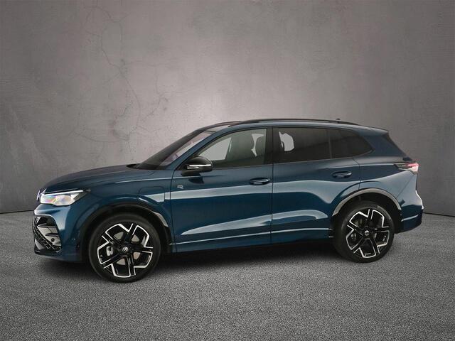 Volkswagen TIGUAN 1.5 eHybrid R-Line Edition 272pk DSG Automaat, Trekhaak, Panoramadak, Lederen bekleding, Harman Kardon, 360 camera, Adaptive cruise control, Dodehoeksensoren, Matrix LED koplampen, App-connect, Navigatie, Elektrische achterklep