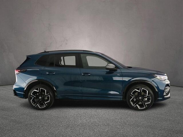 Volkswagen TIGUAN 1.5 eHybrid R-Line Edition 272pk DSG Automaat, Trekhaak, Panoramadak, Lederen bekleding, Harman Kardon, 360 camera, Adaptive cruise control, Dodehoeksensoren, Matrix LED koplampen, App-connect, Navigatie, Elektrische achterklep
