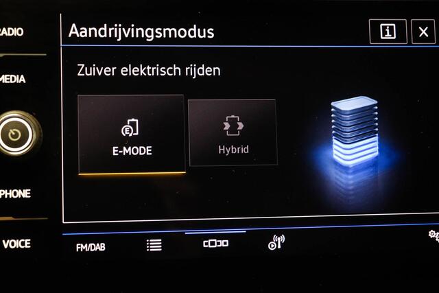 Volkswagen TIGUAN 1.4 TSI eHybrid R-Line Business+ | PANORAMADAK | DAB | DRAADLOZE LADER | CAMERA | TREKHAAK