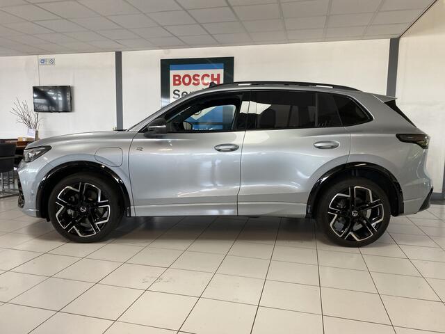 Volkswagen TIGUAN 1.5 eHybrid R-Line Edition 272 PK Black-Style Panoramadak / Headup / Dynamic Light / harman-kardon / Trekhaak/ Leer / Massage stoelen