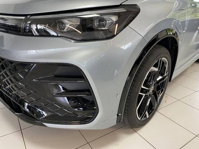 Volkswagen TIGUAN 1.5 eHybrid R-Line Edition 272 PK Black-Style Panoramadak / Headup / Dynamic Light / harman-kardon / Trekhaak/ Leer / Massage stoelen