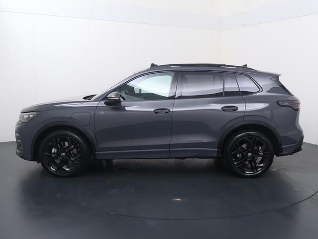 Volkswagen TIGUAN 1.5 eHybrid R-Line Edition | 272 PK | SoH 100% | Trekhaak wegklapbaar | Adaptive Cruise Control | 360 graden camera | Volleder | Panoramadak | Head-up Display | Matrix LED | Keyless Entry | Dodehoek detectie | Climate control | Elektrische achterklep | Draadloze telefoonlader | Stoelmassage & -ventilatie | Stuur- & Stoelverwarming | Apple Carplay / Android Auto |