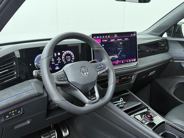 Volkswagen TIGUAN 1.5 eHybrid R-Line Edition | 272 PK | SoH 100% | Trekhaak wegklapbaar | Adaptive Cruise Control | 360 graden camera | Volleder | Panoramadak | Head-up Display | Matrix LED | Keyless Entry | Dodehoek detectie | Climate control | Elektrische achterklep | Draadloze telefoonlader | Stoelmassage & -ventilatie | Stuur- & Stoelverwarming | Apple Carplay / Android Auto |