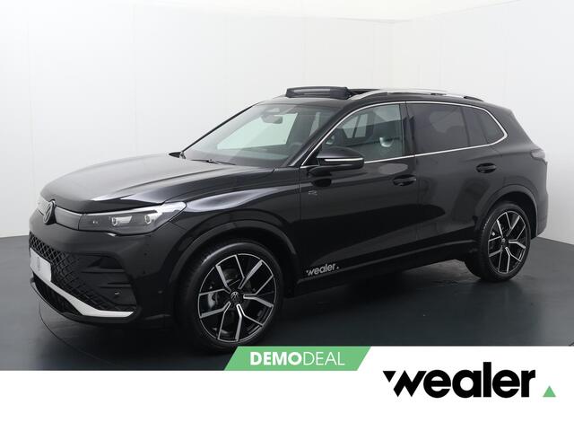 Volkswagen TIGUAN R-Line-Edition 1.5 110 kW / 150 pk eTSI Automaat | Wegklapbare trekhaak | Panoramadak | Stoelmassage | Apple Carplay / Android Auto |