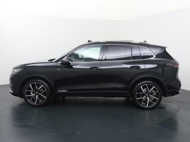 Volkswagen TIGUAN R-Line-Edition 1.5 110 kW / 150 pk eTSI Automaat | Wegklapbare trekhaak | Panoramadak | Stoelmassage | Apple Carplay / Android Auto |