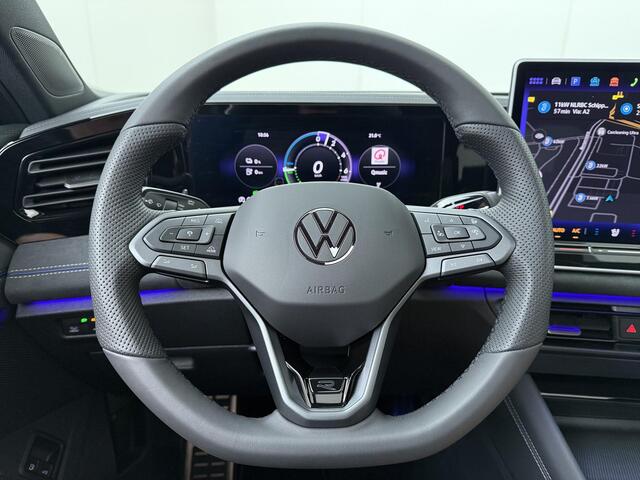 Volkswagen TIGUAN 1.5 eHybrid R-Line Edition | 272 PK | SoH 100% | Trekhaak wegklapbaar | Adaptive Cruise Control | 360 graden camera | Volleder | Panoramadak | Head-up Display | Matrix LED | Keyless Entry | Dodehoek detectie | Elektrische achterklep | Draadloze telefoonlader | Stoelmassage & -ventilatie | Stuur- & Stoelverwarming | Apple Carplay / Android Auto |