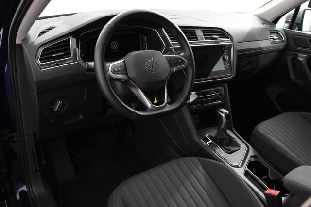Volkswagen TIGUAN Allspace 1.5 TSI 150pk DSG Life 7p. Navigatie Climate Control Adaptieve cruise control Achteruitrijcamera Trekhaak Virtual Cockpit Elektrische achterklep Stoelverwarming Led Lichtmetalen velgen Parkeersensoren