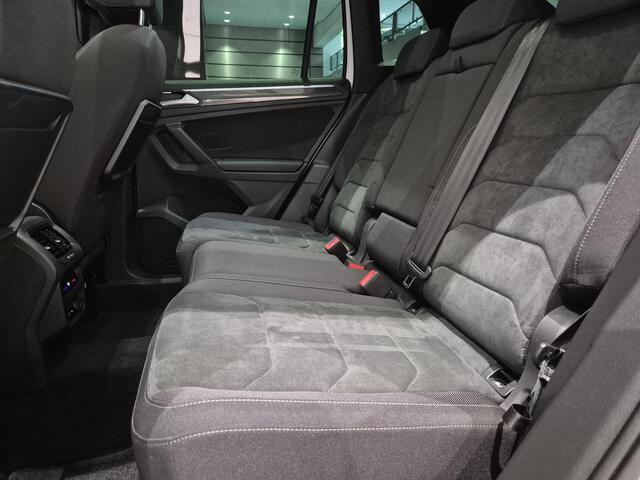 Volkswagen TIGUAN 1.5 TSI ACT R-line | Panoramadak | Massage | Adaptieve cruise control | Stoelverwarming |