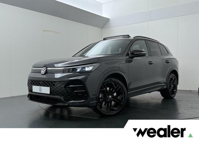 Volkswagen TIGUAN 1.5 eHybrid R-Line Edition | 272 PK | SoH 100% | Trekhaak wegklapbaar | Adaptive Cruise Control | 360 graden camera | Volleder | Panoramadak | Head-up Display | Matrix LED | Keyless Entry | Dodehoek detectie | Climate control | Elektrische achterklep | Draadloze telefoonlader | Navigatiesysteem | Stoelmassage & -ventilatie | Stuur- & Stoelverwarming | Apple Carplay / Android Auto |