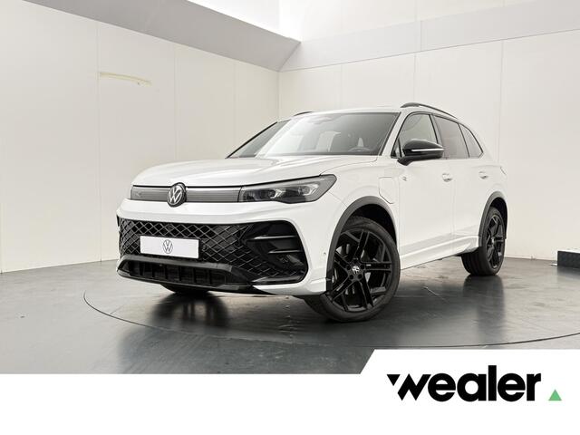 Volkswagen TIGUAN 1.5 eHybrid R-Line Edition | 272 PK | SoH 100% | Trekhaak wegklapbaar | Adaptive Cruise Control | Panoramadak | 360 graden camera | Harman Kardon Audio | Matrix LED | Head-up Display | Keyless Entry | Dodehoek detectie | Draadloze telefoonlader | Elektrische achterklep | Navigatiesysteem | Stoelmassage | Sfeerverlichting | Stuur- & Stoelverwarming | Parkeersensoren | Apple Carplay / Android Auto |