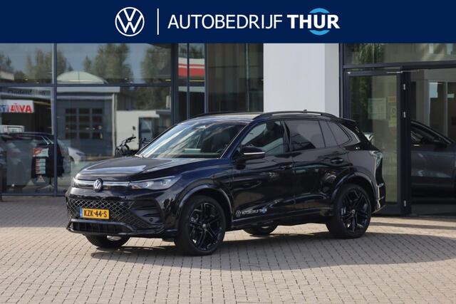 Volkswagen TIGUAN 1.5 eHybrid R-Line Edition 272PK / 200kW DSG, Verwarmbare voorstoelen, verwarmbaar multifunctioneel lederen stuurwiel, wegklapbare trekhaak, Interieur Style Pakket (lederen 'Varenna' bekleding, elektrisch verstelbare ErgoActive voorstoelen met geheugen- en massagefunctie, verwarm- en ventileerbare voorstoelen), Harman Kardon geluidssysteem met subwoofer, panoramadak, dodehoekdetectie (Side Assist), Black Style Pakket, 20" 'York' LMV, draadloos Apple Carplay & Android Auto, achteruitrijcamera (Rear View), parkeersensoren voor en achter (PDC), LED Matrix (IQ.Lights), parkeerassistent (Park Assist Pro), 'Discover' navigatie, DAB+, 3-zone climatronic, elektrisch verstel-, verwarm- en inklapbare buitenspiegels, adaptieve onderstelregeling (DCC Pro) etc.