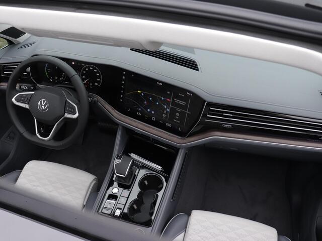 Volkswagen TOUAREG 3.0 TSi eHybrid 4MOTION Elegance | Luchtvering | Trekhaak (3500kg) | Panoramadak | Leder | 360° camera | Stoelverwarming en -ventilatie |