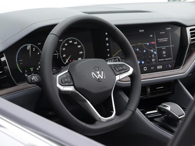 Volkswagen TOUAREG 3.0 TSi eHybrid 4MOTION Elegance | Luchtvering | Trekhaak (3500kg) | Panoramadak | Leder | 360° camera | Stoelverwarming en -ventilatie |