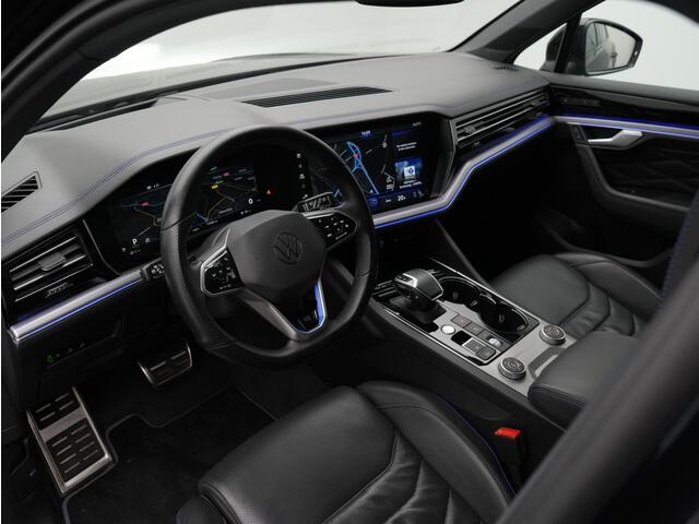 Volkswagen TOUAREG 3.0 TSi 462 pk tiptronic eHybrid 4MOTION R | Panoramadak | Trekhaak | Puglia leder | Geheugen-/massagestoelen |