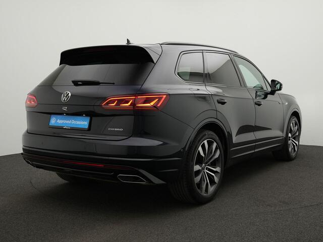 Volkswagen TOUAREG 3.0 TSi 462 pk tiptronic eHybrid 4MOTION R | Panoramadak | Trekhaak | Puglia leder | Geheugen-/massagestoelen |