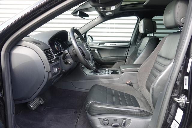 Volkswagen TOUAREG 3.0 TDI Exclusive Series R-Line | Panoramadak | Trekhaak | Memory | Camera | DAB |