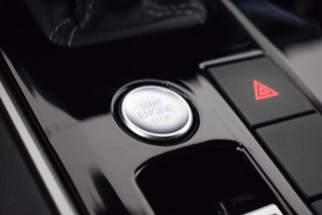 Volkswagen TOUAREG R 3.0 TSI 462pk 4MOTION R-Line Trekhaak Camera Keyless Luchtvering Virtual Cockpit Navigatie Panoramadak