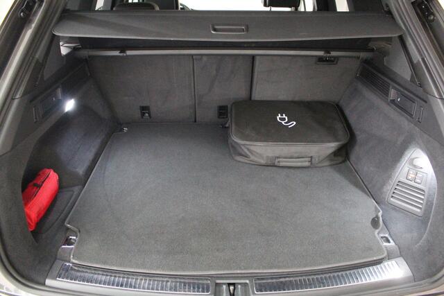 Volkswagen TOUAREG 3.0 TSi eHybrid 4MOTION Elegance Luchtvering | Trekhaak | Nachtzichtassistent | 21" Suzuka velgen | Matrix Led koplampen
