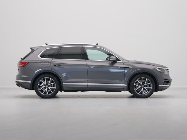 Volkswagen TOUAREG 3.0 TSi eHybrid 4MOTION Elegance Panorama Luchtvering Camera Leder