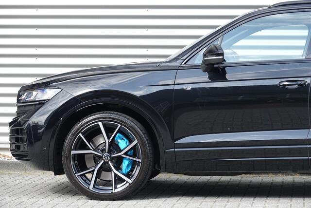 Volkswagen TOUAREG 3.0 TSi eHybrid 4MOTION R | Pano | Trekhaak | Massage | HUD | DynAudio | Soft Close | 22" |