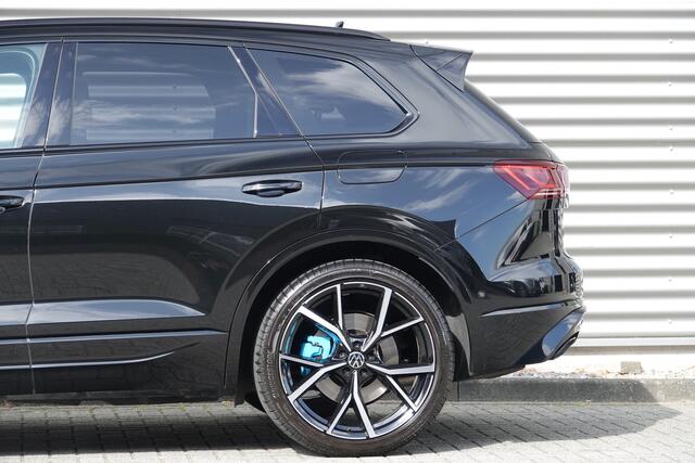 Volkswagen TOUAREG 3.0 TSi eHybrid 4MOTION R | Pano | Trekhaak | Massage | HUD | DynAudio | Soft Close | 22" |