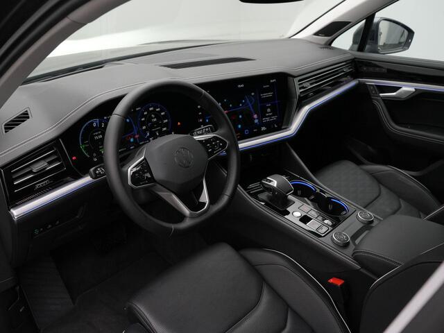 Volkswagen TOUAREG Elegance 3.0 TSi eHybrid 381 pk 4MOTION Tiptronic | Pano | Trekhaak | Nachtzicht | Luchtvering | 21 inch | Lederpakket 'Varenna' | Servosluiting | Head-Up | 360 Camera | DYNAUDIO