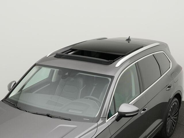 Volkswagen TOUAREG Elegance 3.0 TSi eHybrid 381 pk 4MOTION Tiptronic | Pano | Trekhaak | Nachtzicht | Luchtvering | 21 inch | Lederpakket 'Varenna' | Servosluiting | Head-Up | 360 Camera | DYNAUDIO