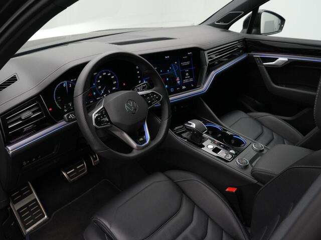 Volkswagen TOUAREG R 3.0 TSi eHybrid 462 pk Tiptronic 4MOTION | Panoramadak | Trekhaak | Nachtzicht | Dynaudio | Rondomzicht camera | Head-up display | Stoel-/achterbankverwarming