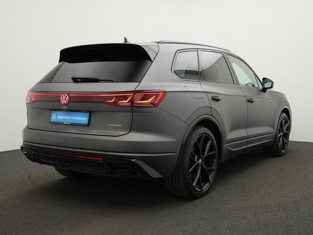 Volkswagen TOUAREG R 3.0 TSi eHybrid 462 pk Tiptronic 4MOTION | Panoramadak | Trekhaak | Nachtzicht | Dynaudio | Rondomzicht camera | Head-up display | Stoel-/achterbankverwarming