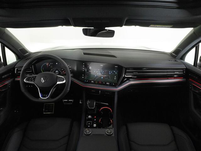 Volkswagen TOUAREG R 3.0 TSi 462 PK eHybrid 4MOTION | LED Matrix IQ | Panoramadak | Head-Up | Soft Close | Trekhaak | Luchtvering |