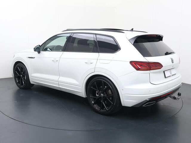 Volkswagen TOUAREG 3.0 TSi 4MOTION R | 462 PK | Trekhaak | Luchtvering | Lederen bekleding Puglia | Panoramadak |