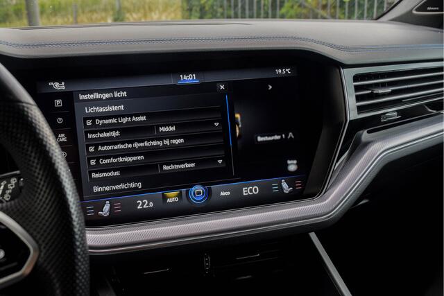 Volkswagen TOUAREG 3.0 TSI eHybrid 4MOTION R / Puglia/ Luchtvering/ Standkachel/ Panoramadak/ Trekhaak