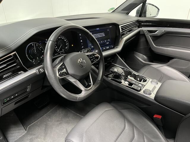 Volkswagen TOUAREG 3.0 TSi eHybrid 4MOTION / AUTOMAAT/ PANO/ 381 PK/ LUCHTVERING/ TREKHAAK/ 360 CAMERA/ KEYLESS/ LEDEREN MEMORY SEATS/ STOELVERWARM. EN VENTILATIE/ CRUISE/ APP CONNECT/ MATRIX/ 21" LMV