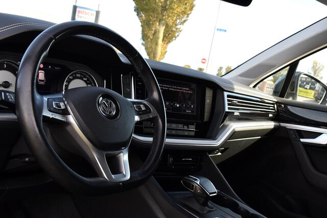 Volkswagen TOUAREG 3.0 TDI V6 Grijs Kenteken Bpm Vrij Adaptieve Cruise, Camera, Carplay, LED, 3500kg Trekhaak, Stoelverwarming, Automaat, Multimedia, 232pk, BOM VOL