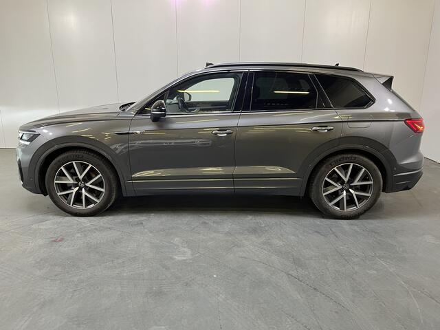 Volkswagen TOUAREG 3.0 TSi 4MOTION R / AUTOMAAT/ PANO/ 2X R-LINE/ 462PK/ LUCHTVERING/ LEER/ HEAD-UP DISPLAY/ ADAPT. CRUISE/ MATRIX/ RIJ-MODI/ NAVI/ PARK. SENSOREN + CAMERA/ STOEL-STUUR V ERWARM./ 4-ZONE CLIMA