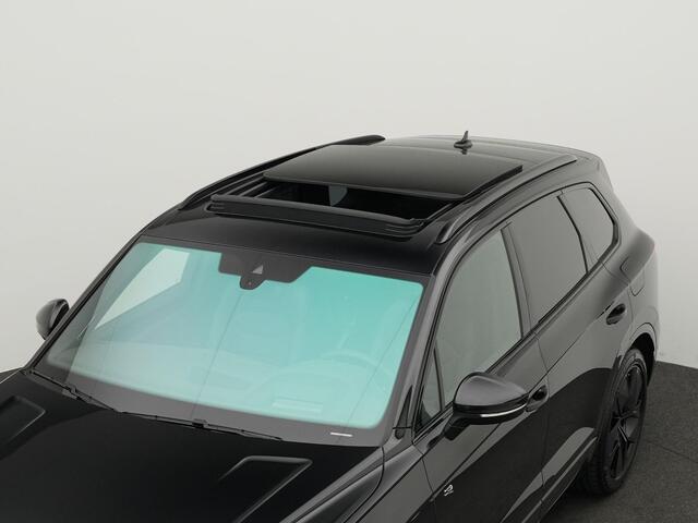 Volkswagen TOUAREG 3.0 TSi 462 pk tiptronic eHybrid 4MOTION | Panoramadak | Trekhaak | Puglia Leder | Nachtzicht | Head-Up Display | Geheugenstoelen | Dynaudio