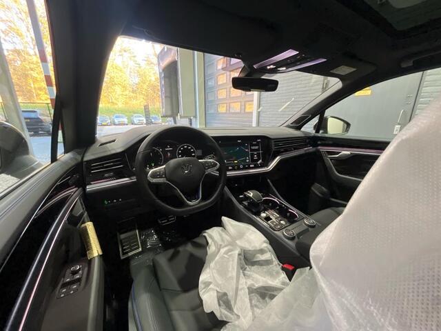 Volkswagen TOUAREG 3.0 TSi eHybrid 4MOTION R Edition | NIEUW | Luchtvering | Head-Up | 22 Inch | Massage | Schuifdak | Trekhaak