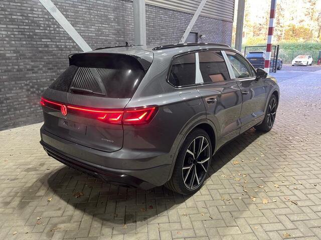 Volkswagen TOUAREG 3.0 TSi eHybrid 4MOTION R Edition | NIEUW | Luchtvering | Head-Up | 22 Inch | Massage | Schuifdak | Trekhaak