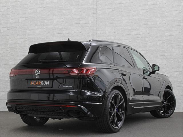 Volkswagen TOUAREG R 3.0 TSI 462PK E-Hybrid | Luchtvering | Puglia-Leder | Panorama | DYN-Audio | Massage | Ventilatie | ACC | Trekhaak | Nachtzicht | Head-Up | Ergo-Comfort | 22" | Keyless-Entry | Memory | 4-Zone Clima | ISO-Glas | Stoelverwarming V+A | Dodehoek | Standkac