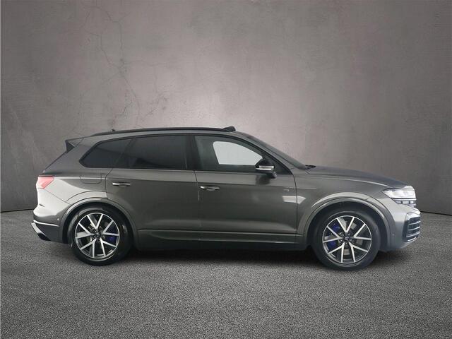 Volkswagen TOUAREG R Edition 3.0 TSI eHybrid 462pk Tiptronic Trekhaak, Lederen bekleding, DYN audio, Head up display, Luchtvering, Adaptive cruise control, 360 camera