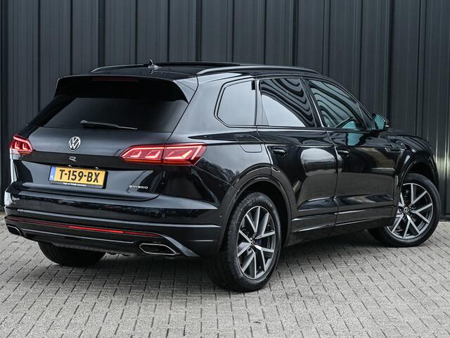 Volkswagen TOUAREG 3.0 TSi 4MOTION R · Panoramadak · Luchtvering · Adaptive Cruise Control · Memory Seats · Camera · Keyless entree · Blis · Ambiance interieur ·